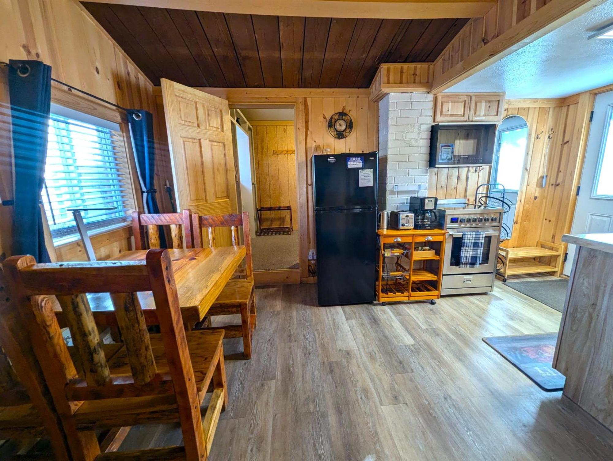 Yellowstone'S Treasure Cabins Gardiner Exteriör bild